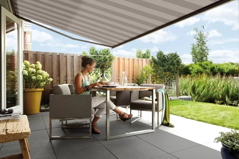 Luxaflex® Outdoor - knikarmscherm II Luxaflex® Outdoor - knikarmscherm II